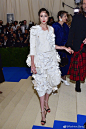 #METGALA# 超模Anna Cleveland身穿Comme des Garçons白色套装亮相MET GALA红毯，今晚除了Rihanna之外能将展览主题表现得切题又美好的代表之一。当然啦，戏精小姐之前也已经在川久保玲的秀场上（图3-图8）展现过她对Comme des Garçons的驾驭能力 ​​​​