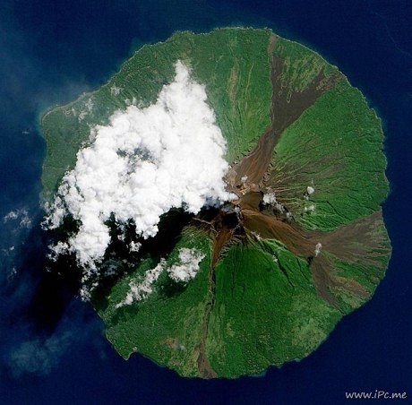 【俯瞰曼南姆火山岛】这个岛是一个巨大的直...