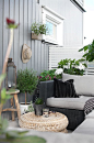 Neutral+colors+and+lots+of+greenery+for+this+stylish+patio