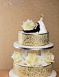 室内,蛋糕,新娘,拿着,婚礼_84437005_Wedding cake with wife dragging husband_创意图片_Getty Images China