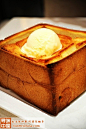 @太兴餐厅 的#雪糕厚多士# ：很不错的一道菜，烤得香喷喷的多士配合冰甜的雪糕，很赞
