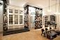 设计室LUNDI et DEMI为布加勒斯特大学的法语学院书店做的室内设计，玻璃与金属构成的书架显得非常通透、清晰，并且书架还作为区隔墙划分着包括藏书区、咖啡馆和阅读区等功能区。