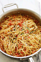 One-pan spaghetti pasta with tomatoes, onions and garlic. 