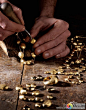 [MARCO BICEGO：来自手工的奢华艺术] 意大利高级珠宝品牌Marco Bicego的所有珠宝由设计至制作均于意大利总部及厂房进行，以保持产品的高质素。Marco Bicego每一件首饰都经人手打磨制造，工匠运用意大利传统珠宝制作技巧，利用专用刮刀Bulino在金属表面造出细致纹理，精湛的手工艺令珠宝融汇传统及艺术的精髓，独一无二。另外，Marco Bicego亦以铸金技术闻名于世，擅长将金属扭成回旋幼线，中间再加金属幼芯，将18K金打铸成像结他弦线般灵活柔软，独特的......