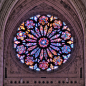 玫瑰窗（the rose window） 也称玫瑰花窗，为哥特式建筑的特色之一，指中世纪教堂正门上方的大圆形窗，内呈放射状，镶嵌着美丽的彩绘玻璃，因为玫瑰花形而得名。