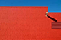 红黄蓝的时尚生活哲学 : 　　彼埃•蒙德里安 (Piet Mondrian,1872-1944)，荷兰著名画家，以基本几何元素和三原色组成的抽象画作闻名于世。画面中简单的红黄蓝与黑白灰色块，直线、直角与格子，是蒙德里安所崇尚的艺术语言，带给无数艺术家与