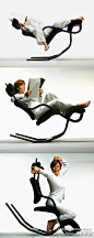 挪威设计师Peter Opsvik最为人知晓的作品，1983年设计的重力平衡椅（Gravity balans）。想怎么躺就怎么躺！