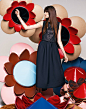 Fendi 带来 206 春夏系列宣传大片，被巨大花朵造型围绕的模特儿仿佛来到了童话的国度