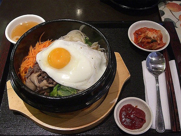 韩国早餐，和韩国午餐和晚餐很相似。一盘泡...