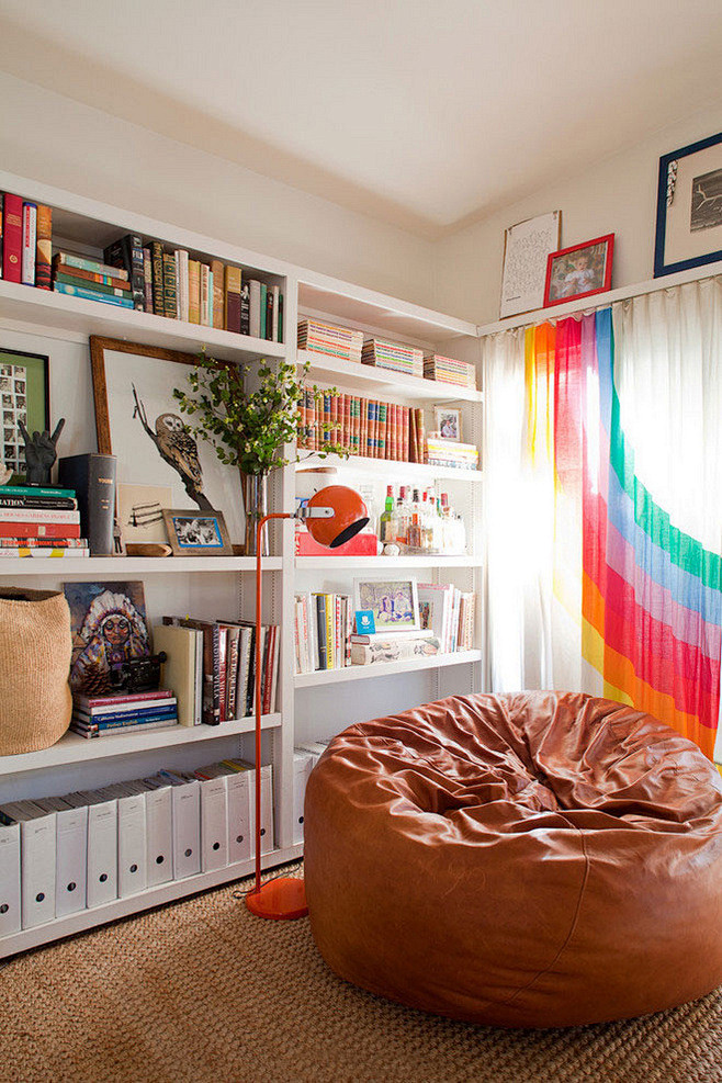 【惬意舒适的书房里，搭配上柔软的彩虹色窗...