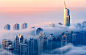 【雾中迪拜】迪拜是一座繁忙的城市，但是这些高楼大厦笼罩在晨雾中的照片却看起来异常的平静。德国摄影师Sebastian Opitz在迪拜公主大厦85楼拍摄下了这座城市壮丽的雾中风景。