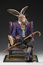 当时我就震惊啦，这是在facebook上看到这个兔子的时候内心的os。羊毛毡的可塑性真的远远超出你的想象，通过和其他材质的结合，展现出来的效果非常惊人。这组毛毡人偶来自艺术家Deborah C.pope。14年5月曾在费城举办的 Artist Doll & Teddy Bear Convention上展出。