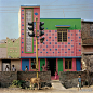 造梦者｜一个印度的建筑师受到意大利后现代派大师Ettore Sottsass作品的启发，在南印度的Tirunamavalai搞起了色彩和空间游戏