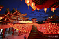 2014年1月31日是中国农历马年的第一天。十二生肖当中，马象征着善良、力量与温顺。为迎接新年到来，人们会选择家庭团聚、观看焰火、拜访寺庙等方式来庆祝。这些是一些国家的人们迎接马年的照片。图为当地时间1月30日，马来西亚首都吉隆坡，一所中国寺庙挂满了红彤彤的灯笼。