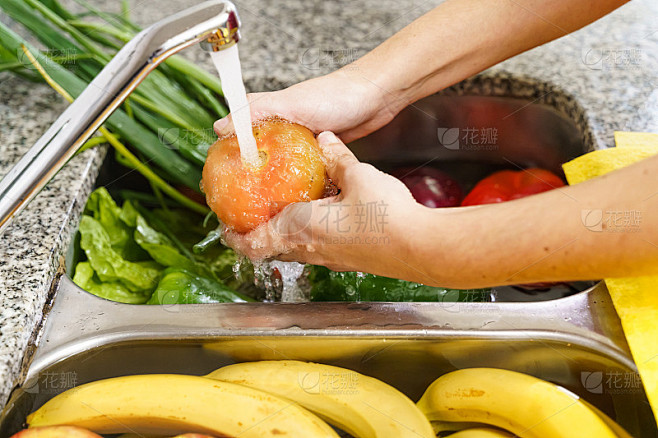 清洗水果和蔬菜。新型冠状病毒肺炎