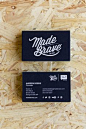 MadeBrave®创意机构Glasgow的黑色，白色和深蓝色无光四面板名片。