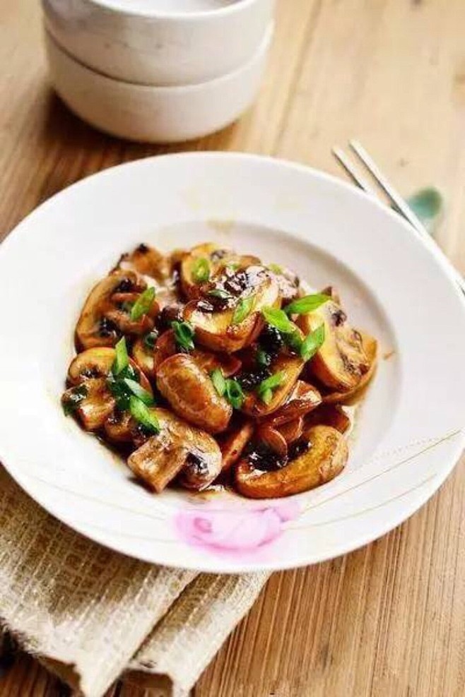 红烧蘑菇：食材 白蘑菇、青椒、红椒、香菜...
