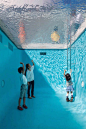 虚幻的泳池-阿根廷艺术家Leandro Erlich为金泽(日本)的21世纪当代艺术馆设计的永久陈列，是一座虚幻的泳池。这个玩弄我们知觉的泳池似乎永远都水波荡漾。观众从内从外看去水池似乎都毫无破绽。这个以假乱真的水池其实仅有一层10厘米厚的透明毛玻璃