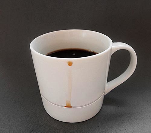 由Kim Keun Ae设计的凹槽咖啡杯...