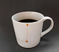 由Kim Keun Ae设计的凹槽咖啡杯（Drop Rest ），杯子下方增加了一圈凹槽，沿杯壁不小心
流下的咖啡滴就会掉入到凹槽里面，从而避免弄脏桌面。