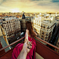 To the roof of Praktik Hotel in Madrid 去马德里的兰布拉普拉提克酒店屋顶
Murad Osmann，俄罗斯摄影师，出生于1985年，他在Instagram上的这组有趣的作品名为《Follow me》，所有的图片都是一位神秘的女子拉着你的手，带你前往不同的美丽地方。 
这组图片其实是Osmann和他女友在周游世界时所拍摄。