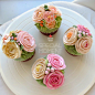 舌尖上的“花朵” 爱与春意都兼备的鲜花纸杯蛋糕+来自：婚礼时光——关注婚礼的一切，分享最美好的时光。#婚礼甜品# #cupcake#