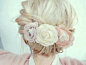 盘点17款最具人气的夏季新娘发型 : 看似松散慵懒的盘发配上一缕麻花辫或是简约大气的发饰，都会让新娘看起来明媚动人。