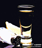 【龙舌兰小酌Tequila Shot】 材料：龙舌兰酒60毫升（酒的品种可依个人口味选择）、楔形柠檬切片、盐 制法：将龙舌兰酒倒入小烈酒杯，在饮用者的手背虎口处抹上少许盐。饮用时，先舔一下手背上的盐，一口饮尽杯中的龙舌兰酒，再吸吮一下柠檬汁