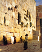 《耶路撒冷，所罗门墙》（Solomon's Wall, Jerusalem），即现在著名的西墙，又称“哭墙”。这里就是所罗门王建造的宏伟壮观的古以色列首都最著名的建筑遗迹之一，可以想象出当年的巨大规模。