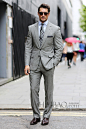英伦男模大卫·甘迪 (David Gandy) 身着Welsh & Jefferies灰色西装现身2015春夏伦敦男装周！