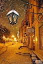 冬天的夜空下，有没有人在雪夜，为你点亮一盏灯，洒满一地温暖的光芒。