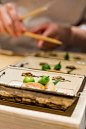 日本料理的主厨在寿司吧制作寿司图片下载