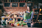 快樂的年輕家庭, 美麗的母親與兩個孩子, 可愛的學齡前男孩和嬰兒一起在一個陽光明媚的廚房吊索烹飪。 免版稅 stock photo