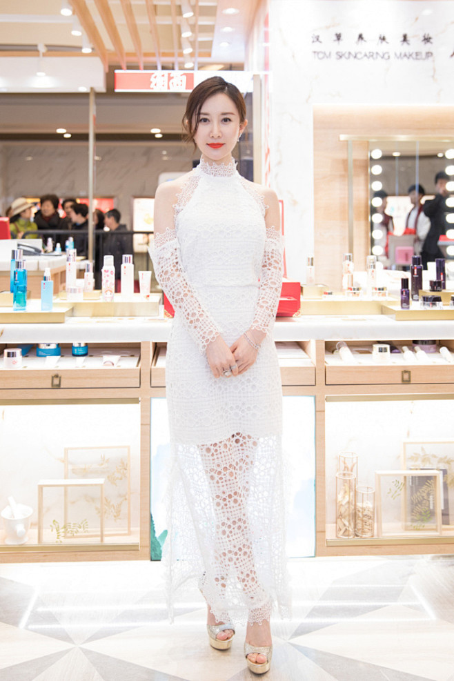 3月5日，舒畅出席活动，她身穿白色蕾丝裙...