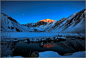 第一道曙光——国家地理2010全球摄影大赛作品欣赏
肯维克特湖（Convict Lake） 日出时给很多游客带来了安宁、平静的感觉和一个新开端的希望以及一个可以从头开始的生命周期承诺。早晨的日出是用来观察光线在山顶上的传播和逐渐往下流动来照亮大地。寒冷多雪的氛围给人以深刻的孤独和朦胧的宁静感，然而阳光使环境带来了温暖、欢乐和希望，新的一天即将开始了。/ 摄影：Tung Tran