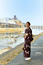 秋、京都の鴨川を歩く着物姿の日本女性 - kimono ストックフォトと画像