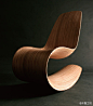 来自英格兰北部诺森伯兰郡的设计师Jolyon Yates的椅子作品“Savannah Rocker III”，形状犹如一块巨大的薯片。这把椅子还有个更为贴切的昵称“微风”。 via: http://t.cn/a0iMVD