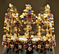 【现存最古老的英国王冠】——史上最全的【女王皇冠】
1370年“波希米亚之冠”——帕拉丁皇冠，是现存最古老的英国王冠。
据说是由英格兰国王理查二世的配偶，波希米亚的安妮皇后带来的陪嫁，
由黄金 、珐琅 、蓝宝石 、红宝石 、绿宝石、钻石和珍珠制作而成。
#珠宝首饰# #珍珠宝石钻石# #王冠皇冠# @予心木子