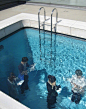 阿根廷艺术家Leandro Erlich在日本金泽21世纪美术馆的错觉作品《游泳池》。在美术馆的天窗上加了层水，添设了泳池扶手，以假乱真。游客们摆出各种姿势拍照，假装置身于真的水底世界，有点美 O网页链接 ​​​​