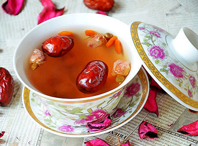 玫瑰花枣茶 食材：桂圆4个、红枣4个、枸...