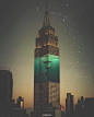 「鲸鱼跳进城市夜空的游泳池。」.New York