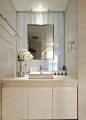 洗手台，白色的台面和浴柜。_9万装饰简约时尚三居 温馨舒适的家