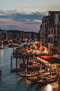 Venice, Italy(by Andreas Limbrunner)。意大利威尼斯，並非单一座岛屿，而是由一百六十条运河分割成一百一十八座小岛的群岛，跨越运河的桥超过四百座。威尼斯的动脉“大运河”(Grand Canal)两岸，尽是水都最美丽的建筑物。富有的威尼斯商人，在大运河岸边兴建了大约一百座文艺复兴或巴洛克风格的宫殿，美不胜收。