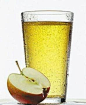 喝苹果汁缓解头痛

上班一天让你感到神经紧绷，被工作压得有点喘不过气来？苹果汁或苹果酒（冷热均可）能显着减轻你的头疼程度，其治疗时间甚至与一片阿司匹林一样持久。有研究显示，如果你喜欢新鲜苹果的香味，它对你的身体会有十分显着的治疗效果。平日里人们口中说的味道有九成是气味，而青苹果或任何一款苹果汁（或鲜榨或浓缩）都有助于缓解头痛引起的痛苦。
