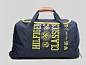 特别 Tommy Hilfiger 的感觉。牢固耐用的手提旅行包，尺寸为 22 × 14 × 12cm，两色入，箱底有滚轮的。