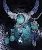喀迈拉是希腊神话里拥有神奇吐火功力的女兽，卡地亚将古老神话里的角色完美演绎在当代高级珠宝艺术珍品中。镶嵌在绝美项链中重达82.06克拉的巨型绿色绿柱石晶莹剔透，生动地展现旺盛地生命力，垂坠而下静谧的稀有蓝宝石和珍珠愈发显现出作品的神秘、经典和独特气质。耳环中两颗绿色绿柱石则重达106.23克拉