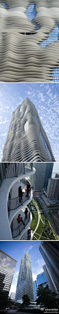 位于芝加哥的Aqua Tower,由Studio Gang设计。共82层，面积约190万平方英尺。这座建筑的灵感来自于石灰岩层，外观由玻璃幕墙和水波型的阳台组成，真是名副其实的“水之塔”。此建筑曾荣获多种奖项，波浪形的外观标示着摩天楼的新概念。http://t.cn/zHNidIE