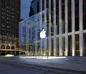 纽约第五大道苹果店
32英尺的玻璃立方体中“漂浮”着一个发亮的苹果logo，纽约第五大道苹果店是苹果知名旗舰店之一，正式开业时间是2006年，平日24小时营业，一年365天不休息。在乔布斯逝世后，这也是美国人纪念乔布斯的重要场所。