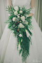 冰雪奇缘主题的婚礼灵感秀 : 冰蓝色的婚鞋，水晶装饰的礼服，白色的花艺，金色的器皿，创造出的时尚的冰雪女王婚礼灵感