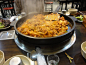 韩国春川特色菜--닭갈비




只有春川市的닭갈비是最正宗最美味的~
里面有鸡肉，年糕，蔬菜，百吃不厌
吃完后还有香喷喷的炒饭可以吃~~~